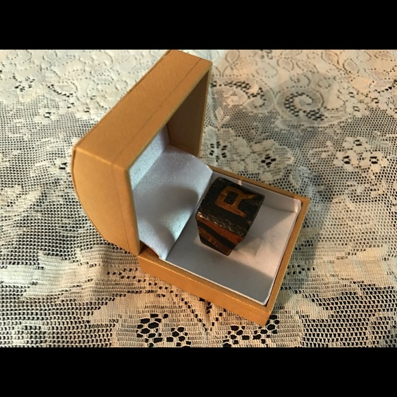 HANDMADE WOODEN TRAMP ART VINTAGE R SIGNET RING - Picture 4 of 7
